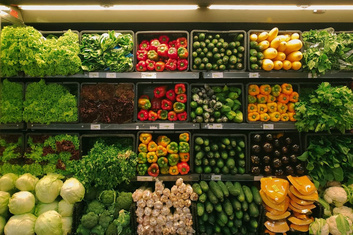 Прилавок продуктового магазина с овощами и фруктами